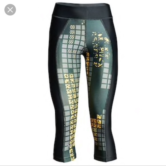 Under Armour Pants - NWT Under Armour Crop Leggings💥